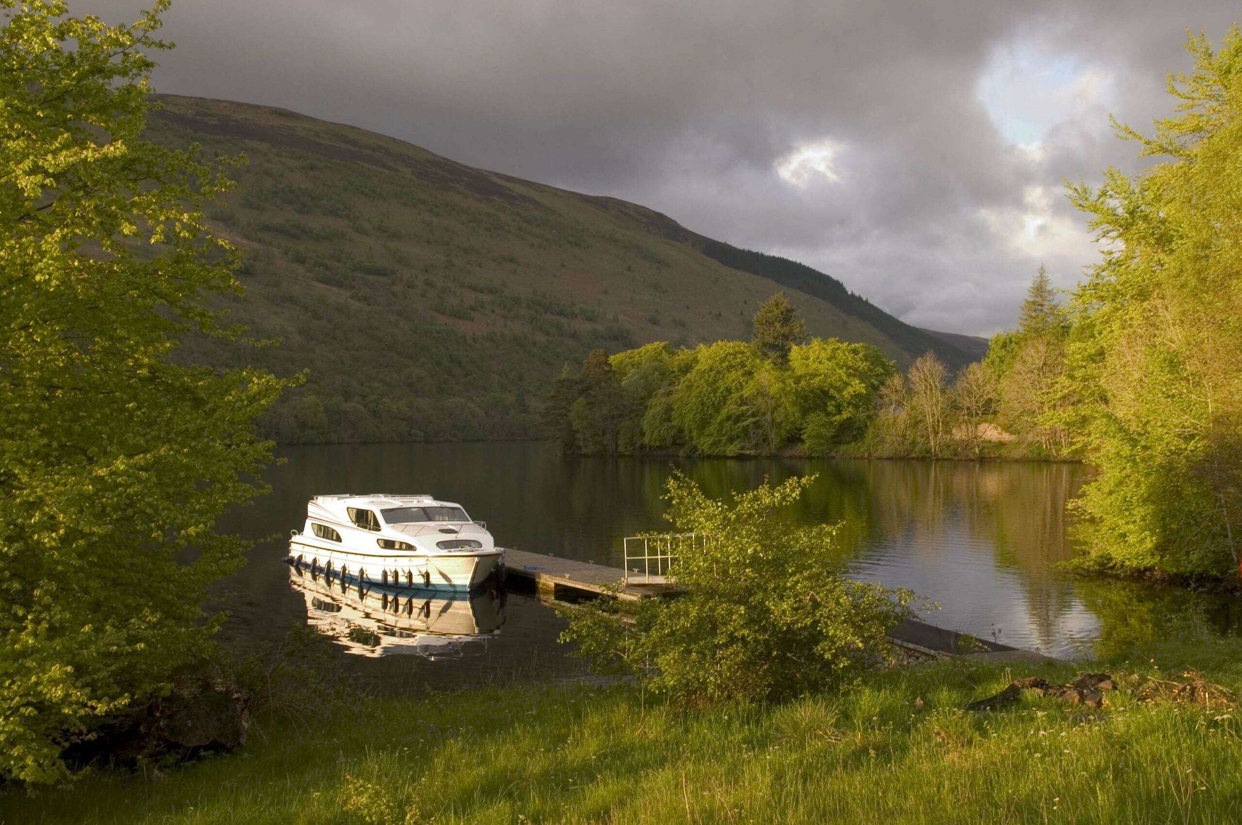 Moored-Boat-Lake-Gloomy-Sky_Scotland_Destination_3008x2000_2025